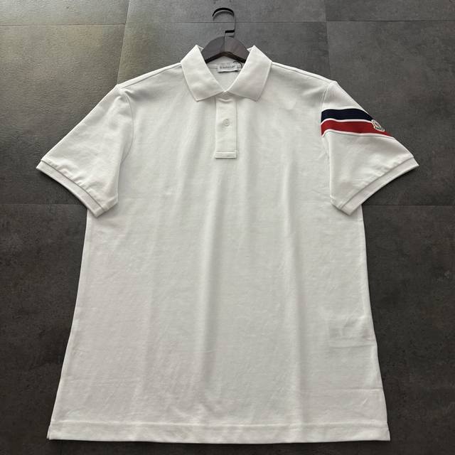180爆款推荐 moncler蒙口2025新款织带标识Polo衫 原版面料高版本高品质 网红明星同款 290克重珠地棉面料 经典标识织带格工艺 手感非常舒适耐穿