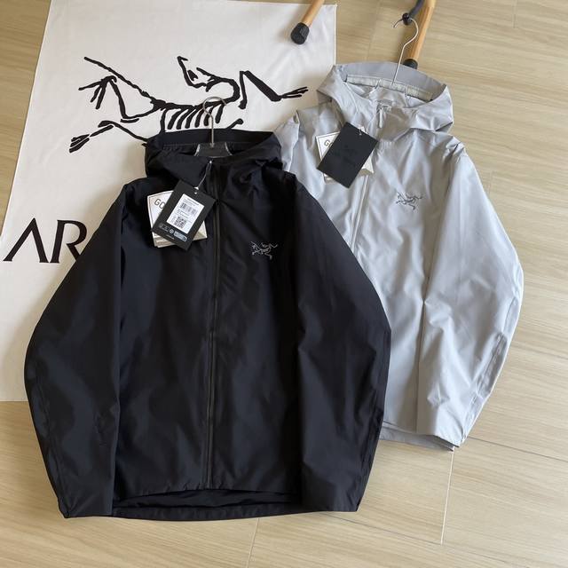 主图340 品质外套Arc'teryx / 始祖鸟Solano软壳两色防水防风透气连帽休闲夹克外套 修身剪裁：Beta Light Weight 通常采用修身的