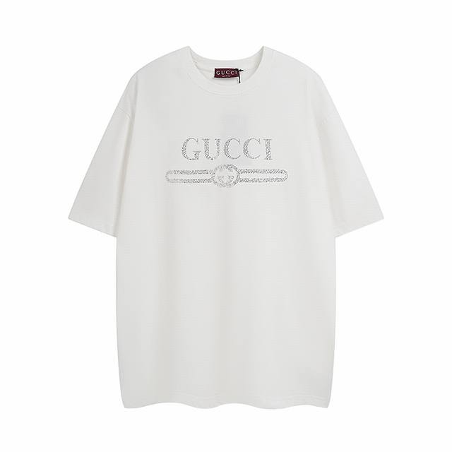 p100 全年有货不下架 gucci古奇2025春夏腰带烫钻经典印花水钻圆领短袖T恤采用260克双纱精棉，这款T恤以针织棉匠心打造，巧妙缀饰互扣式双G水晶贴花。