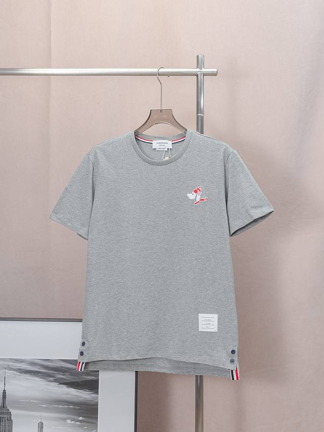 140 Thom Browne 早春Hector刺绣短袖T恤 还原级平纹面料，肌理高级，洗水处理，高级质感凸显春夏最新系列圣诞小狗进口刺绣图案永不缺失的品牌经典