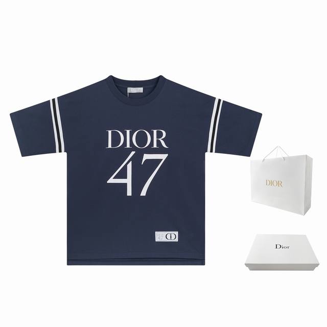 特价50迪奥 早春新款 T 恤，展示 Dior 1947纹针织精心制作，呈现时尚的烧花效果风格，搭鲜明的袖孔。可与各式休闲装扮搭配。男女同款 高版本 码数：Xs