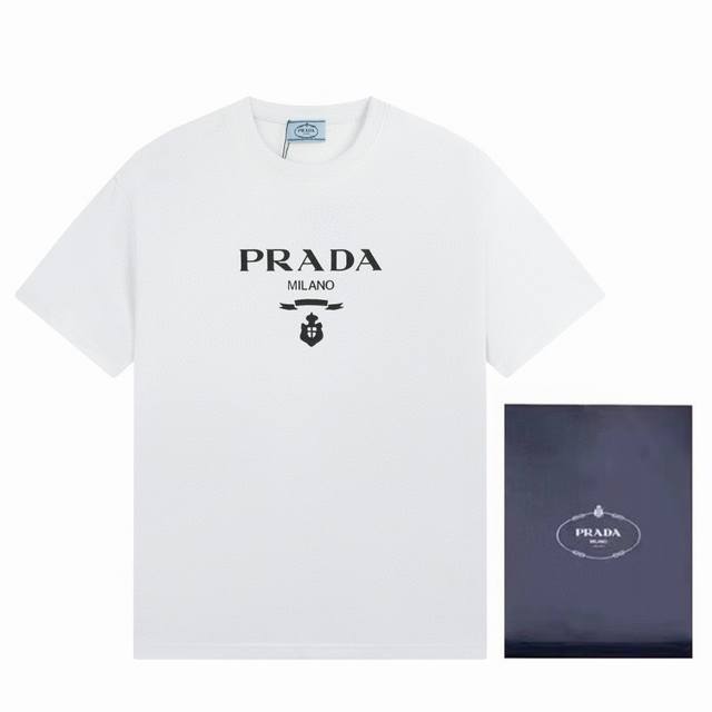 特价50Prada 普拉达 立体胶印压花。刺绣精致升级，灵感源自八十年代复古 原版面料 官方同款 定制230克同缸染面料 手感非常舒服 春夏最新砖柜同步 时尚又