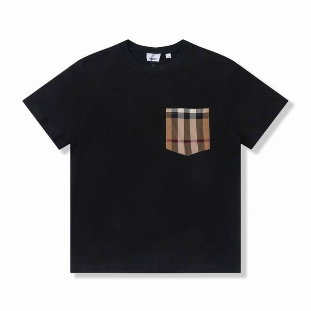 特价50Bbr/巴宝莉 格纹口袋短袖T恤 采用50S双股全丝光棉面料，2×2精梳棉紧密纺螺纹，胸口口袋为定织格纹面料，还原原版版型，领位、肩位双针走线做工。定制