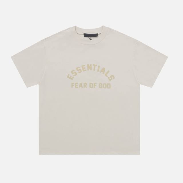 【褐色】 P80 essentials 复线新款弧形Fear Of God Fog立体美丽绒字母短袖T恤 原厂面料 克重240G，细节上的设计处理都是精心制作