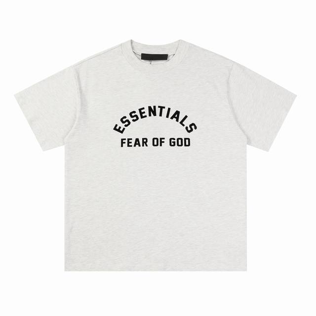 【浅燕麦】P80 essentials 复线新款弧形Fear Of God Fog立体美丽绒字母短袖T恤 原厂面料 克重240G，细节上的设计处理都是精心制作