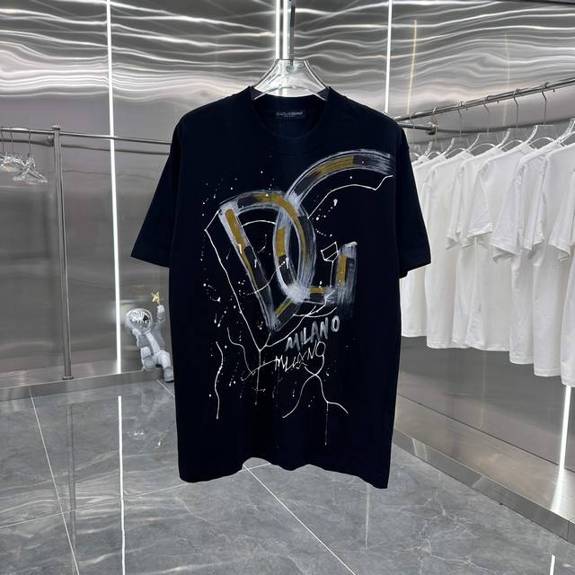 p100 dg 2025春夏新款 Logo手绘 男女同款宽松版 S M L Xl Xxl 五个码 颜色：白色 黑色