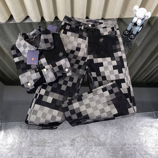 外套240 裤子200 早春路易威登新款蓝色马赛克格子牛仔外套牛仔裤套装 工艺说明：原版￥.购买 标准版型 丹宁布铺陈全幅 提花 标识融入案 胸前翻盖口袋 按扣