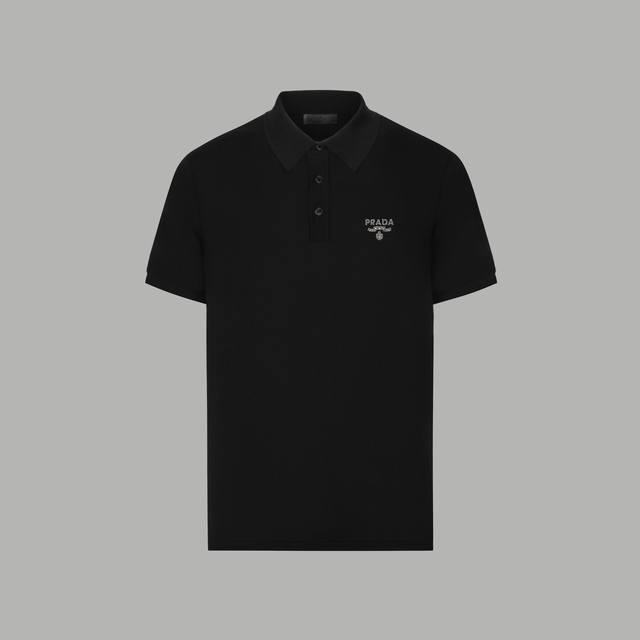 110（顶级版本 区别通货） 款式：Prada普拉达 烫钻Logo字母 翻领Polo衫短袖 原版面料 官方同款 春夏最新砖柜同步 经典的品牌Logo标识 采用顶