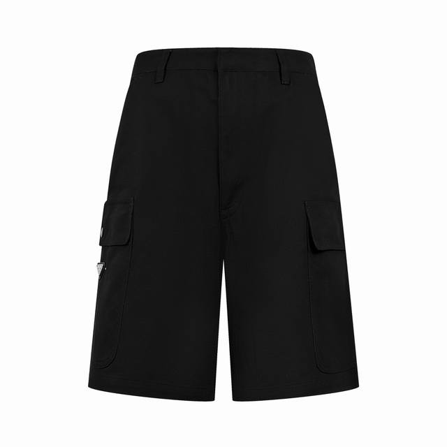 280 Prada 口袋三角标短裤 定制天然粗斜纹舒绒棉料 质感卓越 舒适贴肤 侧面贴袋设计独具匠心 饰以涂珐琅三角形金属徽标 增添品牌辨识度 剪裁流畅 线条自
