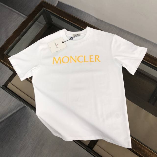 p100 moncler/ 蒙口夏季新款短袖T恤，胸口字母由印花设计+侧袖品牌徽标章仔点缀，该款T恤是Moncler纯粹个性与功能性的结晶，专为打造休闲造型而设