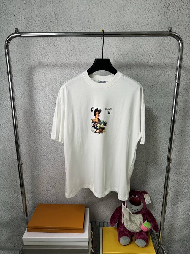 款号1025#P110 款号 顶级版本 off-White经典爆款Ow21Ss前后箭头捧果篮人物印花短袖T恤 oversize版型，最大码可穿到220斤左右，对