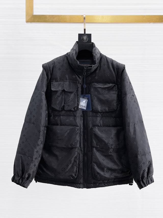 p810 Lv 2025春冬新款羽绒服。一衣两种穿法。这款号称羽绒服届最贵的，全部90绒的。带着经典的Logo组合搭配，第一眼看到就是满满的视觉冲击，保暖性能更