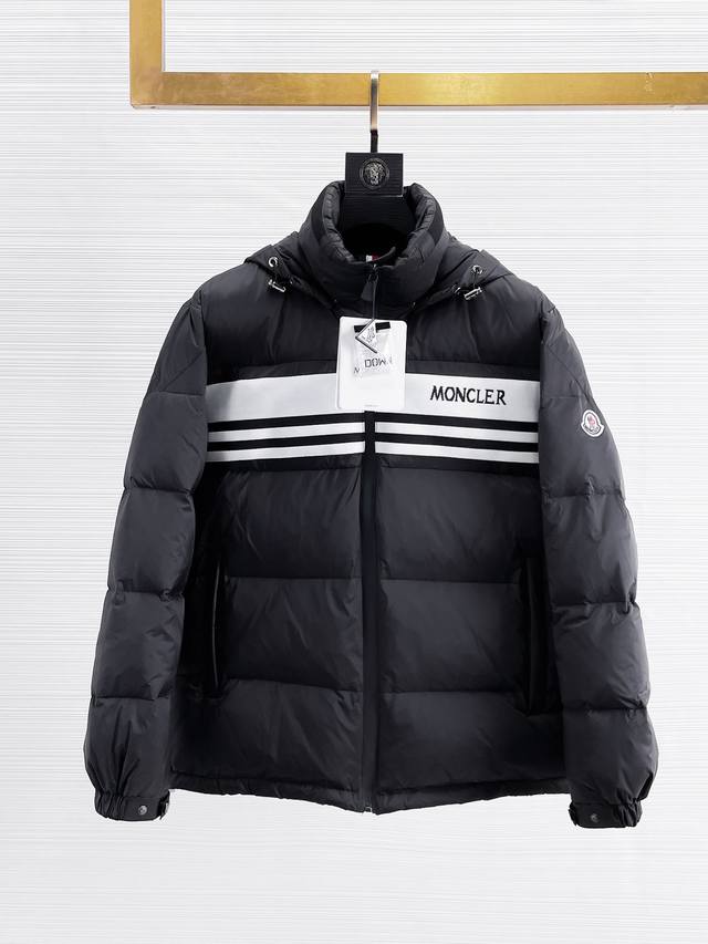 p810 蒙口 2025春冬新款羽绒服。这款号称羽绒服届最贵的，全部90绒的。带着经典的Logo组合搭配，第一眼看到就是满满的视觉冲击，保暖性能更出色，轻便不厚