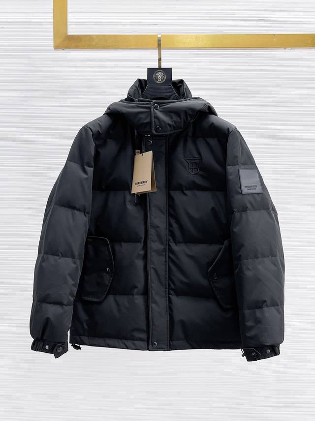 p810 巴宝莉 2025春冬新款羽绒服。这款号称羽绒服届最贵的，全部90绒的。带着经典的Logo组合搭配，第一眼看到就是满满的视觉冲击，保暖性能更出色，轻便不
