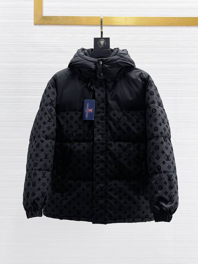 p480 Lv 三标齐全 2025Ss冬季新款羽绒棉服外套，秀场新品品相非常完美，舒适保暖，色泽饱满诱人，非常出彩的设计，轻松将时髦感进阶，做工极为考究严谨，走