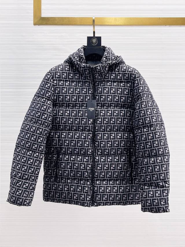 p480 芬迪 三标齐全 2025Ss冬季新款羽绒棉服外套，秀场新品品相非常完美，舒适保暖，色泽饱满诱人，非常出彩的设计，轻松将时髦感进阶，做工极为考究严谨，走