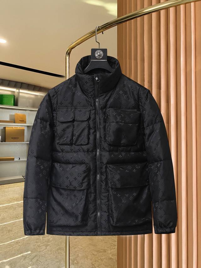 p810 Lv 2025Ss冬季新品,一衣两种穿法时尚顶级羽绒服 填充进口羽绒朵，100%市面最高品质，进口面料，里布最高标准，绝不跑绒，辅料五金全部原厂定做，