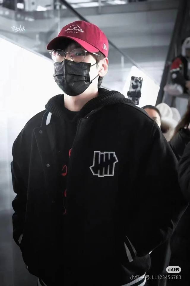 #1068 P240 undefeated Fw25 假日系列 五条杠Logo立领长袖棉服棒球服外套 男女同款 胸前有毛巾绣为底的经典五道杠Logo，进口毛织绣