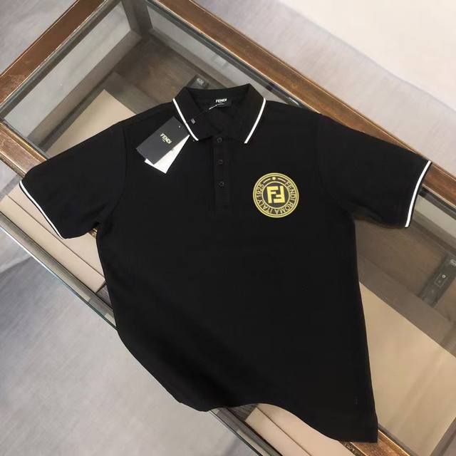 p120 fendi 芬迪 2025春夏最新，官网最新款男士短袖翻领Polo衫，高端定制进口丝光珠地棉面料 穿着舒适、丝滑透气 、 胸前品牌标志 百搭商务休 闲