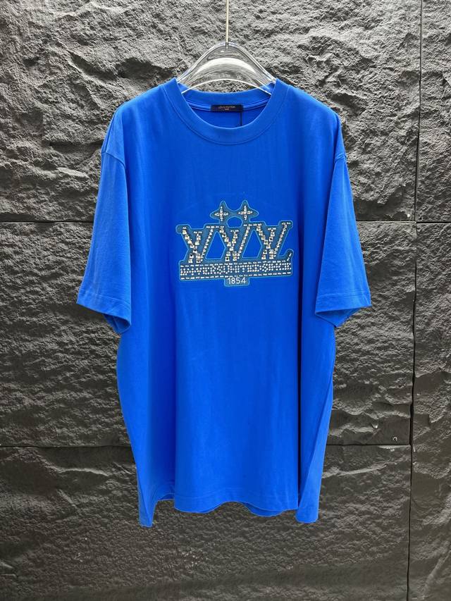 p190 高版本 Lv路易2025Fw 烫钻徽章刺绣重磅纯棉 后背新款品牌Logo棉质半袖T恤 本款棉质T 恤以当季色调传递休闲运动气息，100% 棉 尺码：S