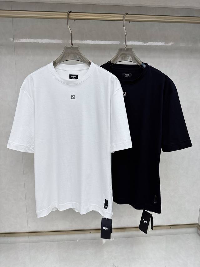 p170 芬迪 Fendi 金属Ff短袖 工艺说明：采用300克丝光幼棉双面 手感柔软 舒适贴肤 颈下饰以金属Ff为点缀 由卡尔拉格菲尔德定义的“Fun Fur