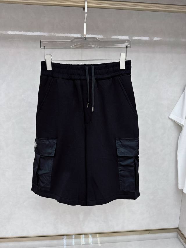 p240 普拉达 Prada 工装棉质短裤 面料采用高克重罗马布, 舒适度高且透气档上假门襟 买原版才捕捉到的细节两侧有工字贴袋 口袋面料是再生尼龙面料上下加套