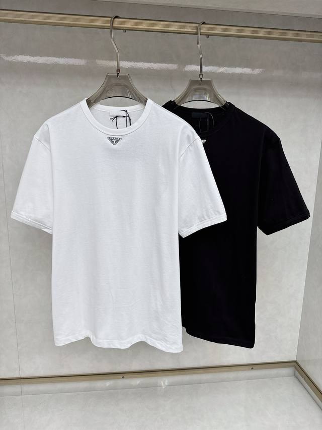 p180 普拉达 Prada 胸前三角标短袖 工艺说明：定制40支单纱平纹针织布 配套1*1无根螺纹 标志性的涂珐琅金属三角形徽标点缀正面 经典时尚 大方气质