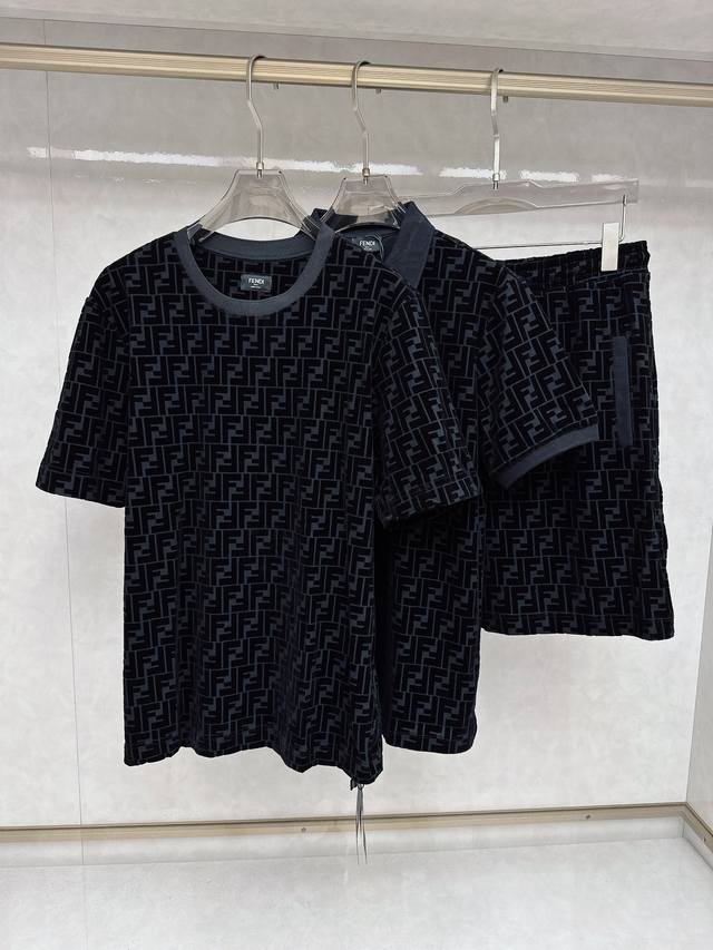 polo P220 短袖P180 裤子P220 芬迪 2025年春夏官网同步新款圆领短套装，Ff满身植绒工艺 款式时尚 帅气，面料舒适，做工严谨 ，走线工整。上