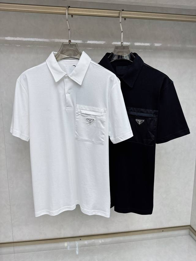 P200 普拉达 Prada 三角标拉链口袋Polo衫 工艺说明：采用50支双面科技棉，该款面料采用长纱精棉定织成而，胸前口袋与肩部面料采用60支天然丝光尼龙面