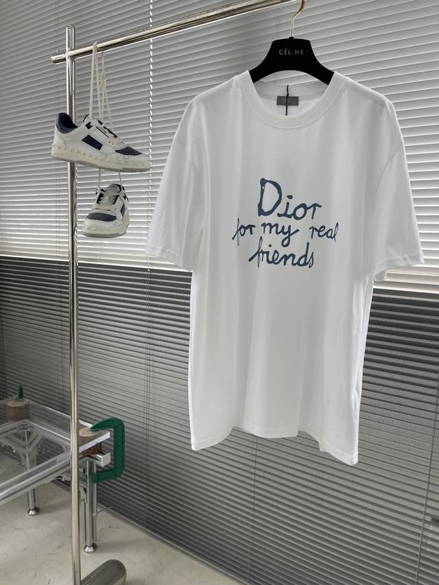 p150 dio Men Summer 25Ss字母印花短袖 采用26S双纱全棉平纹布。克重280G，配套21双纱精棉1*1横版机织造螺纹， 男女同款 尺码：S