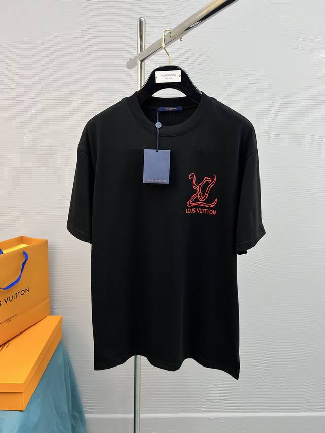 p150 高品质 lv。25Ss胶印高工艺制作 经典配色T恤新品！！款式相当的青春活力，朝气澎湃！！新一季主打的小熊系列，采用一级印烫的高规格标准.色调过渡呈现