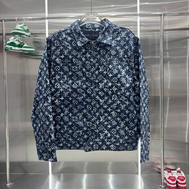 p210 Lv 路易威登 2025 Fw秋冬高品质 门襟对花 印花帆布牛仔外套 定制晕染水面波光效果 满幅Monogram图案印花 门襟拉链开合设计 满身Log