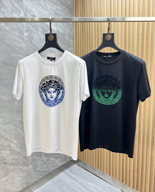 p220Versace/范思哲 2025年春夏新品上新 三标齐全 丝光棉圆领短袖T恤 好货不用过多介绍 看细节 专柜码数：M-Xxxxl 175/140建议Xl