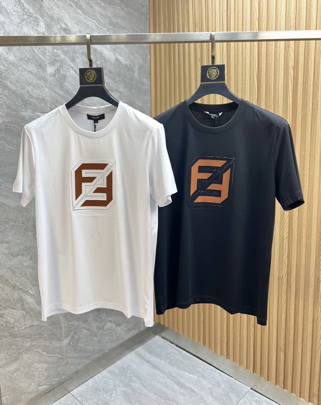 p220Fendi/芬迪 2025年春夏新品上新 三标齐全 丝光棉圆领短袖T恤 好货不用过多介绍 看细节 专柜码数：M-Xxxxl 175/140建议Xl 修身