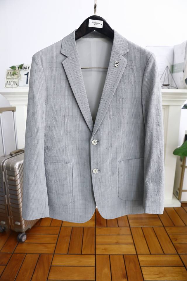 p420巴宝丽/Burb*Rry. 2025春夏新款男士经典基础款休闲西服夹克！方便实穿型一款，品牌经典Logo设计衣橱必备，海外柜台在售，全品相外贸订单。面料