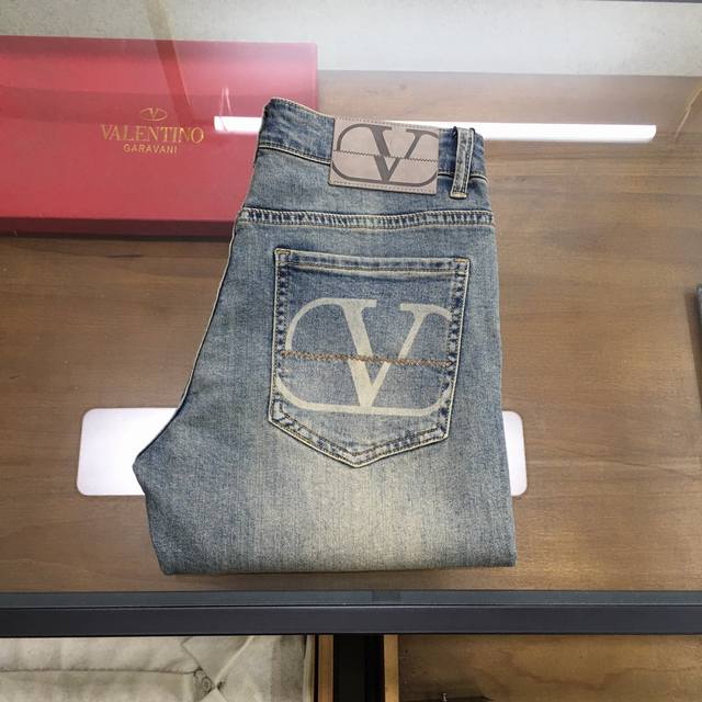 新品P230《Vltn》 男士时尚牛仔长裤！贸易公司渠道稀出，领先官网发售！最新裤装单品奉献，所有品质控男粉必须入手的极品，这样一条段位的牛仔裤，担得起世所罕见