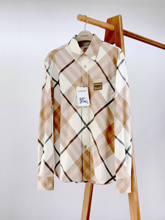 p270 burberry 巴宝莉 Vintage格纹徽章衬衫，Bur粉闭眼入～此款由新任Bur首席创意总监Riccardo Tisci 操刀,经典的格纹设计，