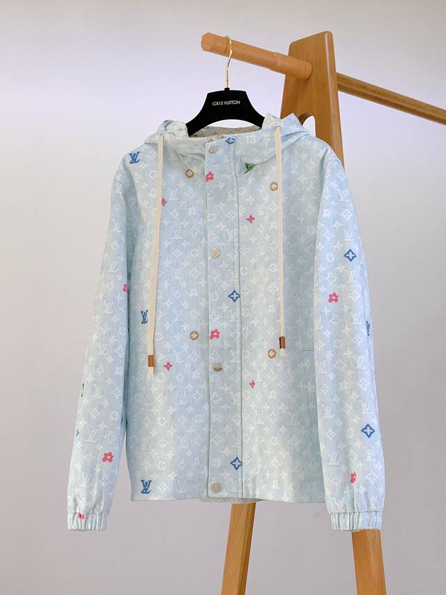 p360 louisvuitton 路易威登 连帽牛仔外套 定制斜纹全棉提花牛仔材质，水洗复古浅蓝，织布后做定位彩色刺绣，共四种颜色纱线多次对色调整使其完美对色