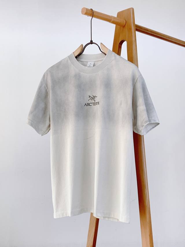 p210 arcteryx 始祖鸟 2025Ss春夏新品 小众设计师 行走的艺术品 复古渐变印花T恤 帅气清爽的设计。。让人第一眼就陷入你的魅力，满满的设计感