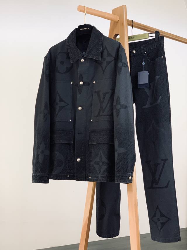 p470 louisvuitton 路易威登 渐变暗纹印花牛仔外套 本款束腰为工装廓形融入多重标识元素，彰显品牌精湛匠艺。水洗丹宁面料呈现斜向 Epi 提花织纹