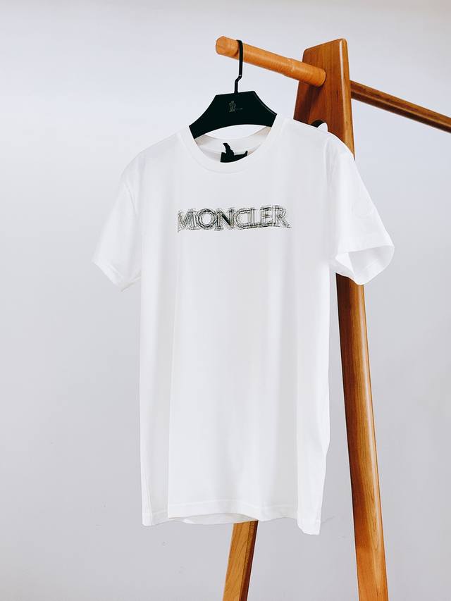 p170 moncler 蒙口 2025Ss春夏新品 休闲圆领T恤，立体感Logo廓形半袖T恤，甄选高支埃及长绒棉，手感面糯有骨感，柔而有韧性。液氨工艺处理，韧