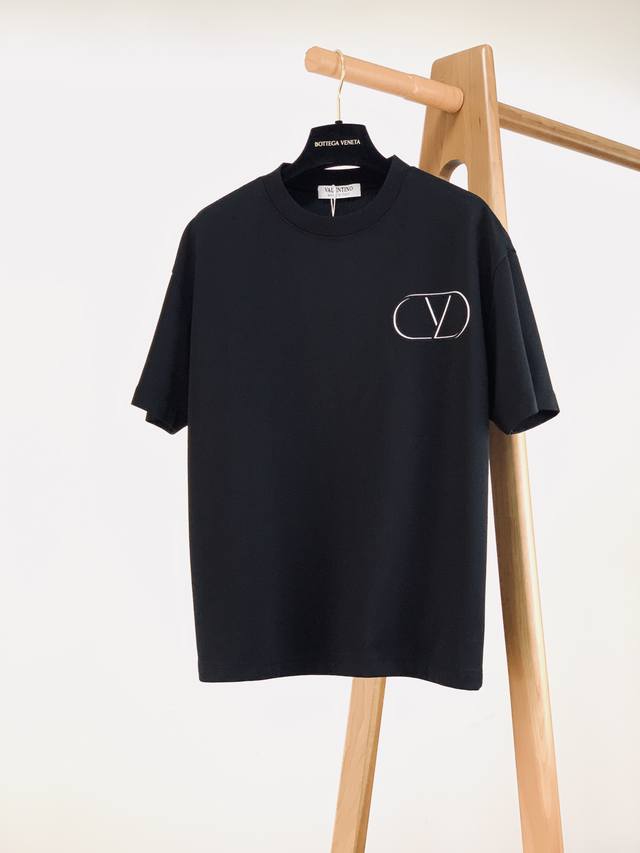 p200 valentino 华伦天奴 2025Ss早春新品 休闲圆领T恤，立体感Logo微廓形半袖T恤，甄选高支长绒棉，手感面糯有骨感，柔而有韧性。液氨工艺处