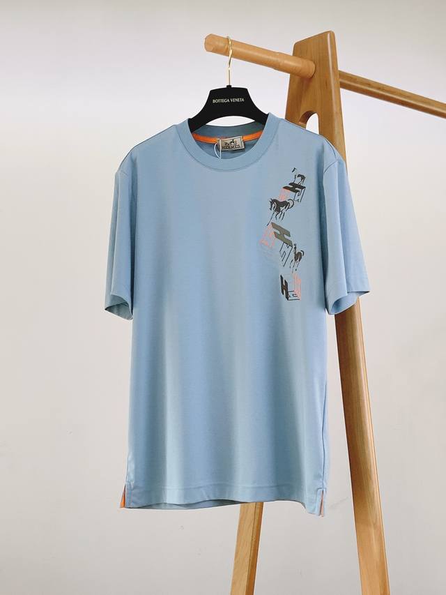 p210 hermèS 爱马仕 2025Ss春夏新品 男士高级休闲短Tee，标志性设计衔元素，亮眼时髦，品质感档次感都足够出色。不需要过多Logo，懂的人自然明