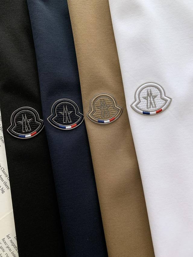 p180 moncler 蒙口 2025Ss春夏新品 男款圆领双面丝光精梳棉浮雕标识短袖T恤 关于款式及设计： 精致工艺、高级质感、经典单品，这些都是意式穿搭的