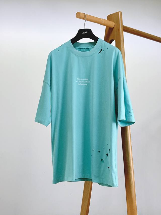 p200 dior Homme 迪奥·桀傲 破洞印花标识T恤，经典而休闲。采用棉质密织平纹针织面料精心制作，前后数码定位字母标识图案，字迹工整清晰，微阔版型，搭