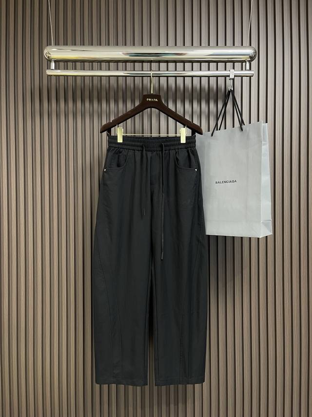 p410Prada 2025Ss早春新款直筒休闲裤，这款时尚休闲男女同款拼接直筒裤，以其独特的设计与舒适的穿着体验，成为潮流达人的新宠。裤子采用拼接设计，将不同