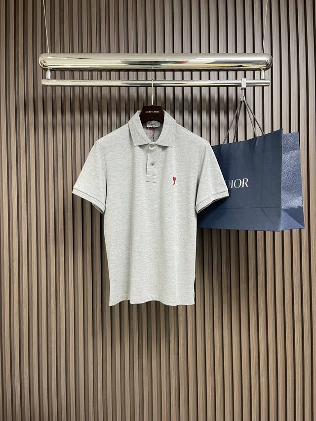 p190Ami Paris 爱心刺绣Polo衫，定制织梦蜂巢棉，胸前一抹鲜红爱心跃然其上 如同艺术品般点缀其间，与后部Ami 刺绣相得益彰增添品牌辨识度。采用进