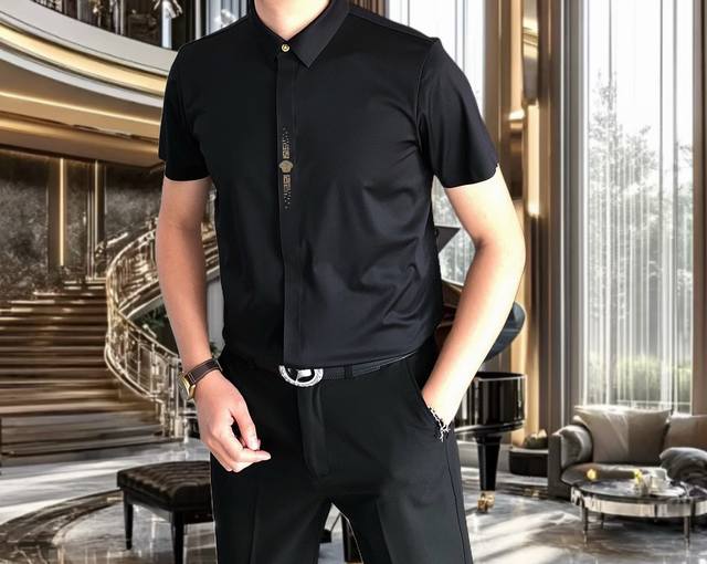 p180 V*Rsace 范思哲2025早春新款男士原单休闲短袖衬衫 官网同步发售 简洁时尚百搭 高端品质无缝切割包边 烫印Logo图案设计 定制进口锦氨天丝棉