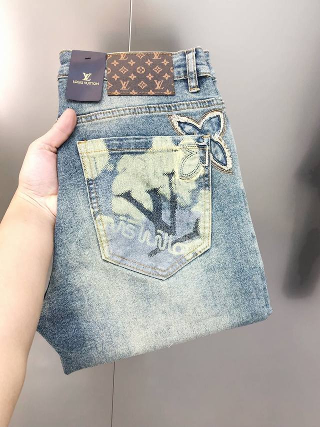 p250 Lv 路易威登2025早春新款男士修身小脚牛仔裤 官网同步简洁时尚 爆款 高端定制 原单狠货 印花贴布刺绣Logo图案设计 定制进口丹宁水洗牛仔纯棉面