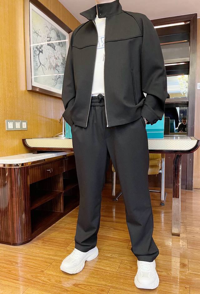 普拉达-2025专柜立领三角标羊毛套装出货。采用15%绵羊毛材质无论在何种温湿度条件下，其吸湿性均优于常规的合成纤维和棉、蚕丝等天然纤维。立体剪裁，本布包扣。简